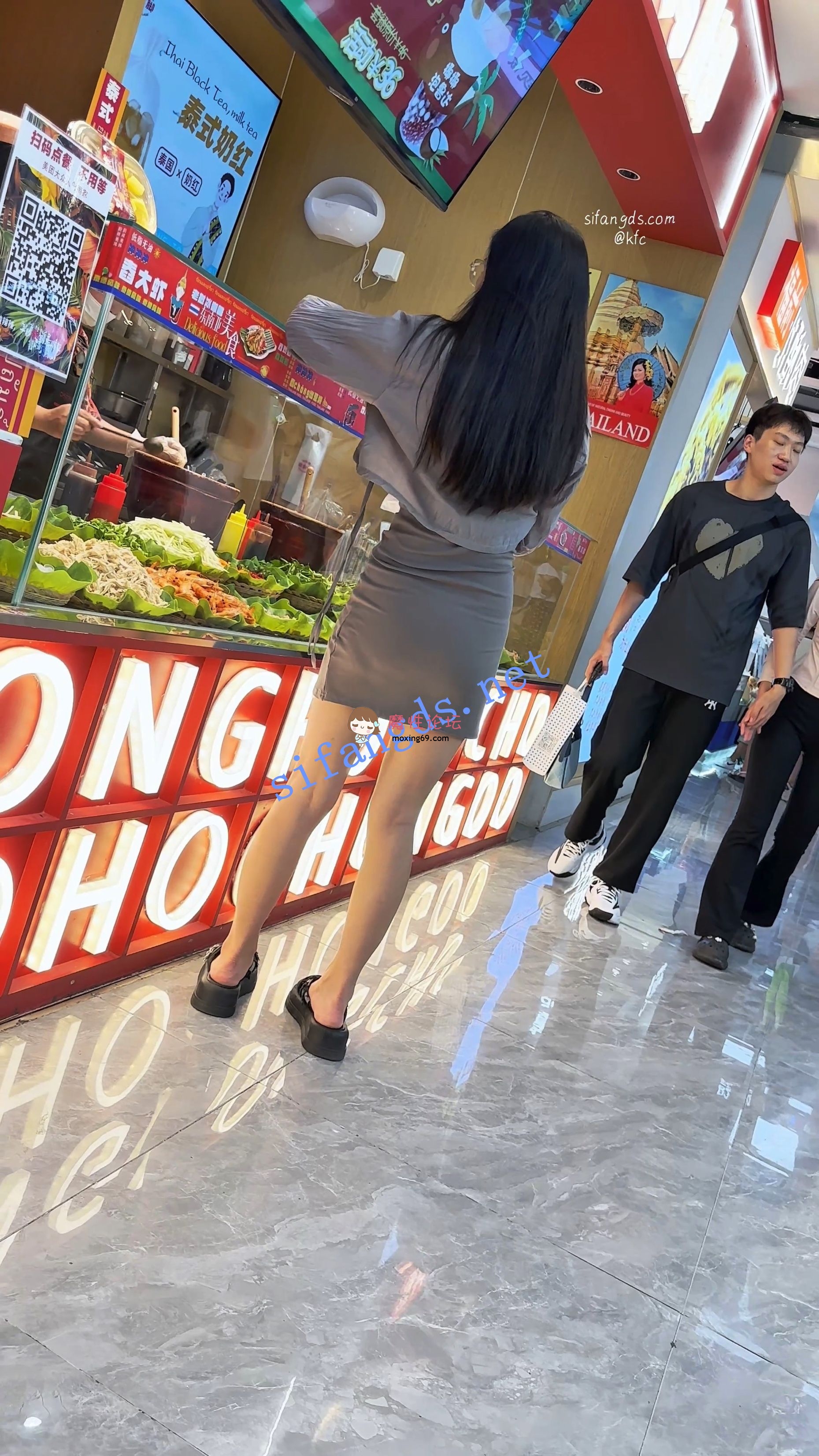 偷拍《KFC》包臀裙眼镜妹买小吃。白色内CD最后差点坐在相机上《1V+393M-百度》