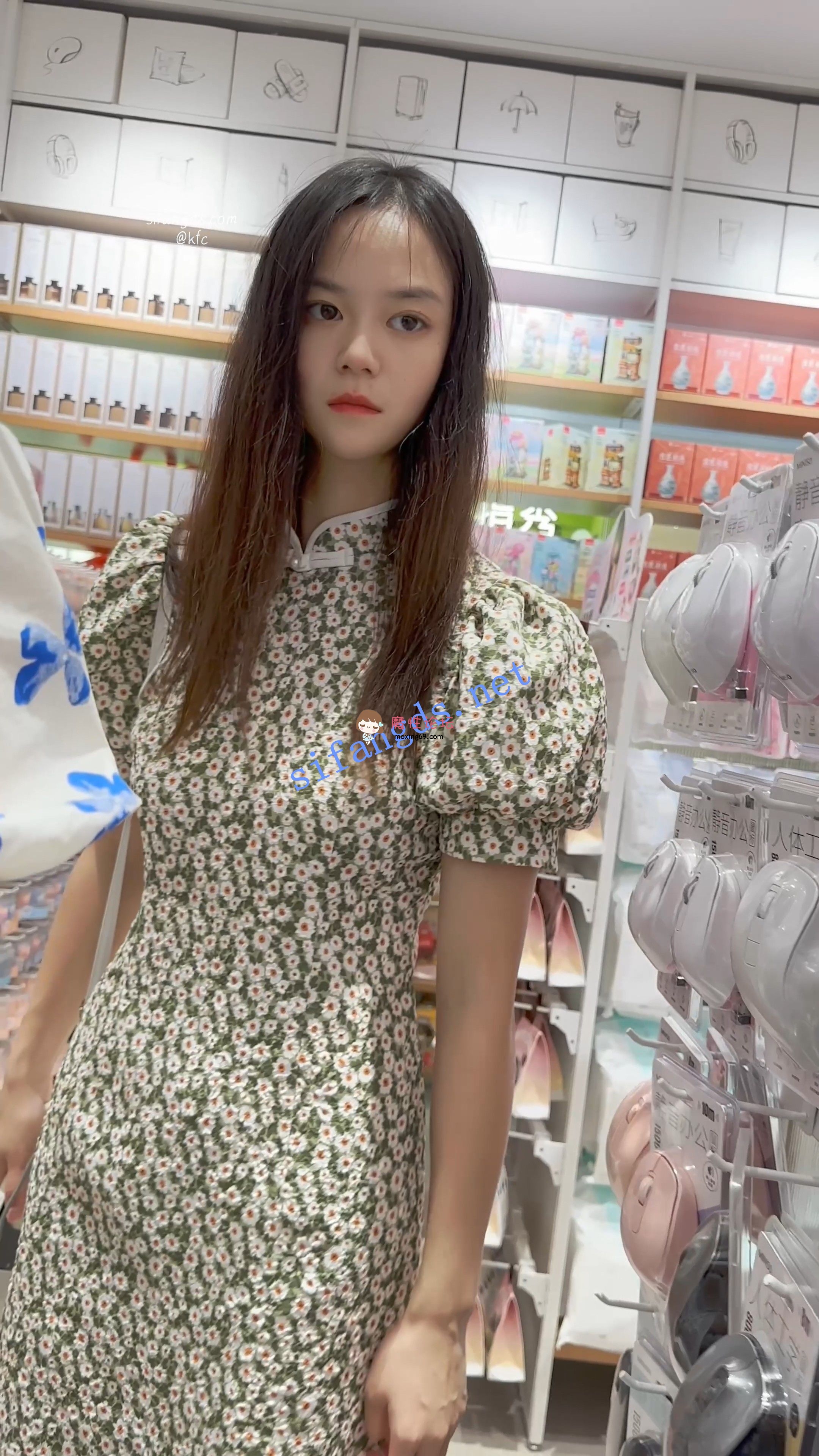 偷拍《KFC》长裙大眼靓女和闺蜜逛街买东西。白色内内前后CD《1V+379M-百度》