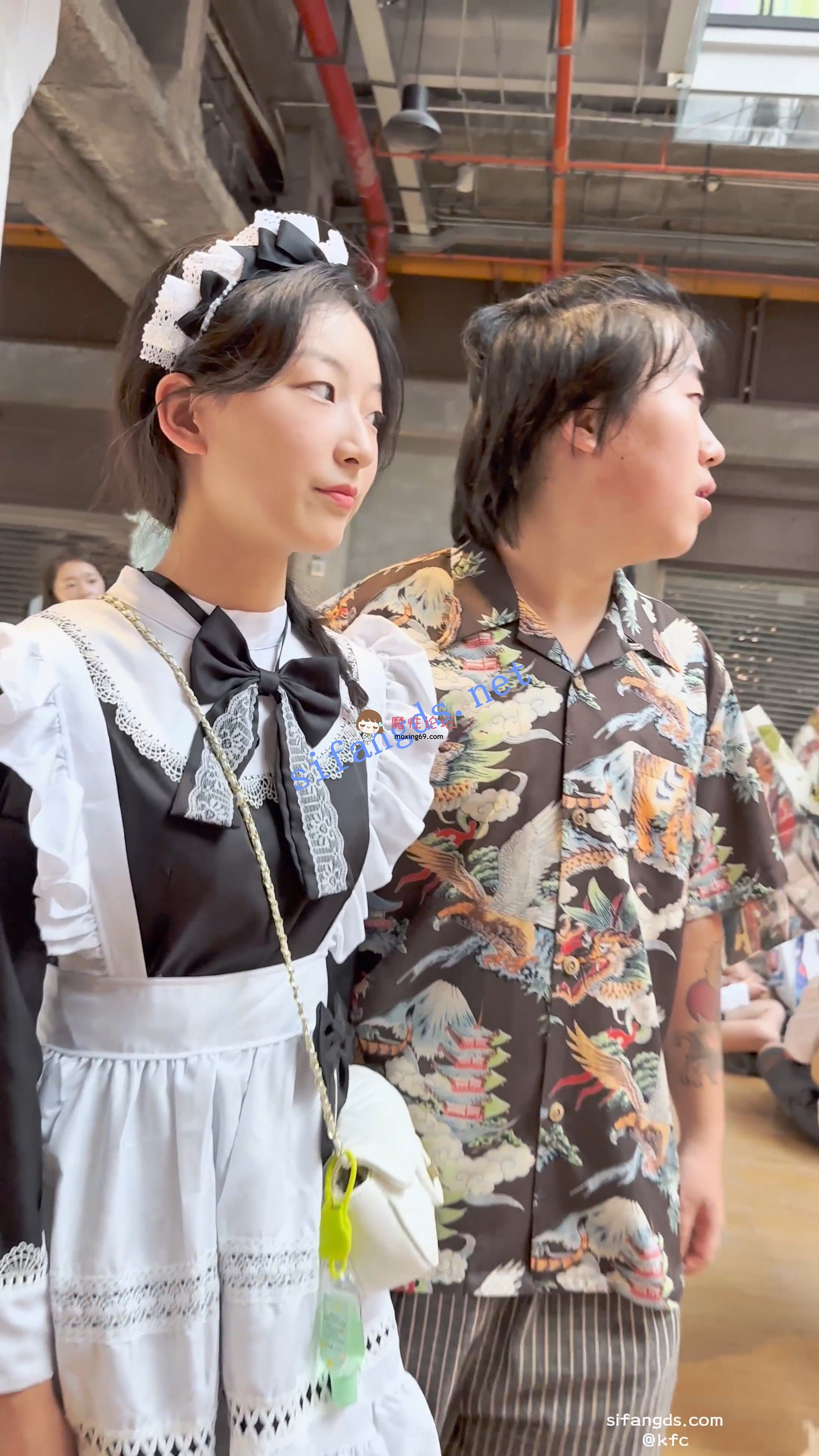 国产自拍《KFC》女仆装清纯学生妹配纹身哥·超薄黑丝白内尿黄一片《1V+1.45G-百度》