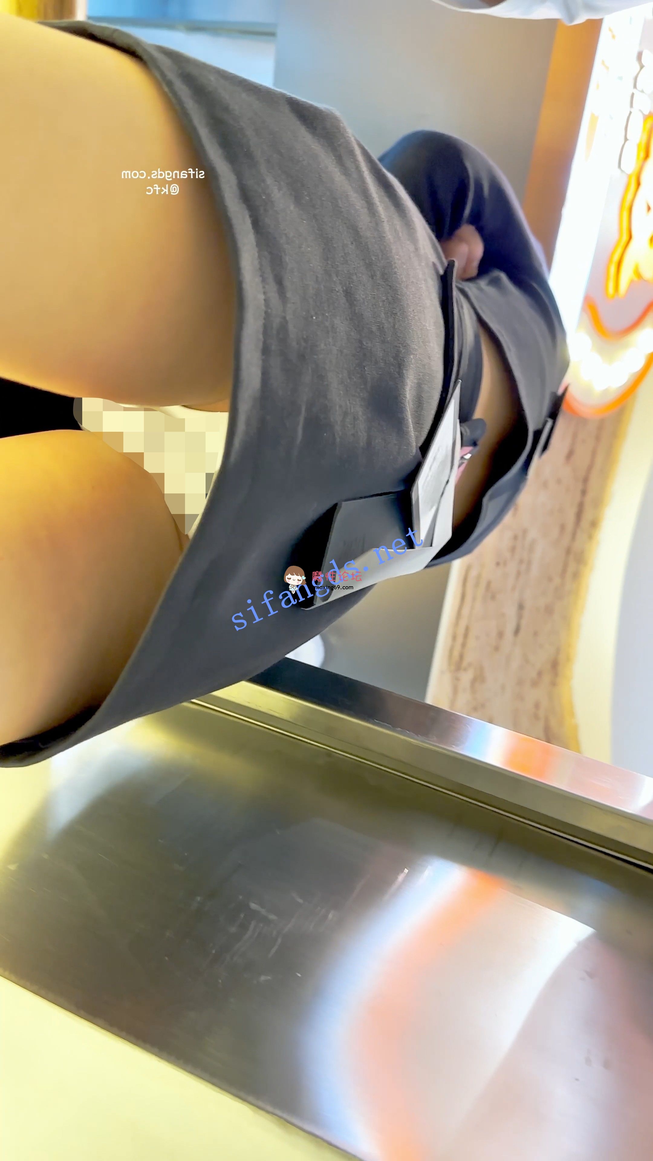 偷拍《KFC》服装店店员持续CD第二部。中午吃饭的时候穿了白内《1V+828M-百度》