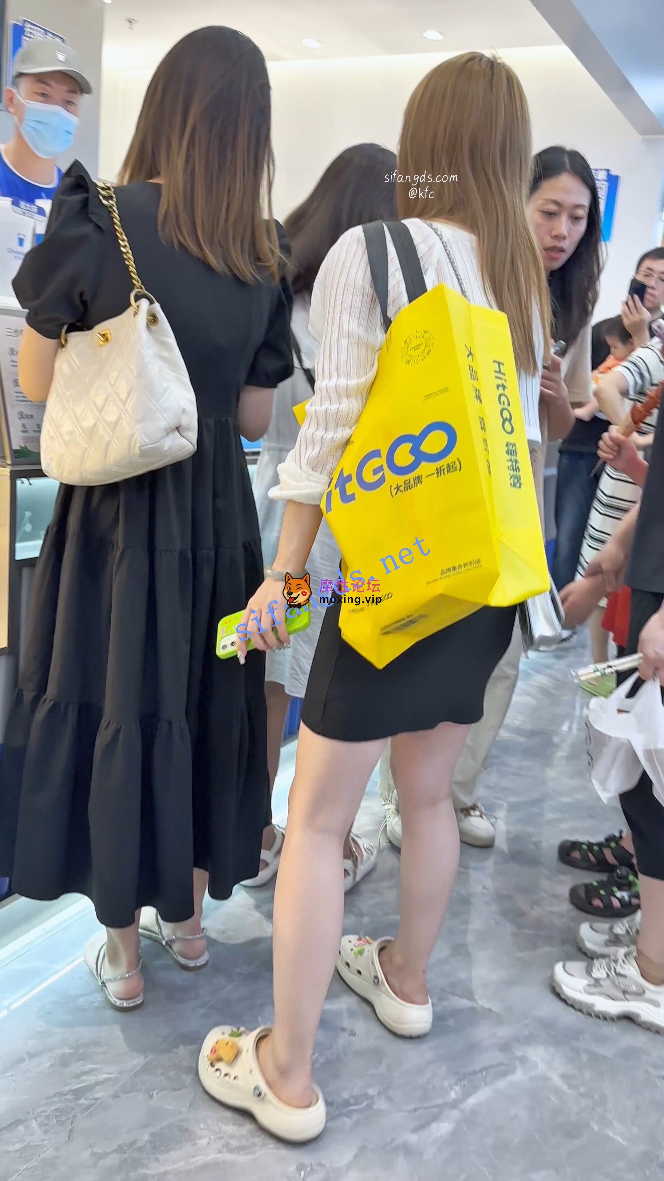 偷拍《KFC》学生妹买奶茶·白色透内尿黄一块·伸进包臀裙中间CD《1V+739M-直链》