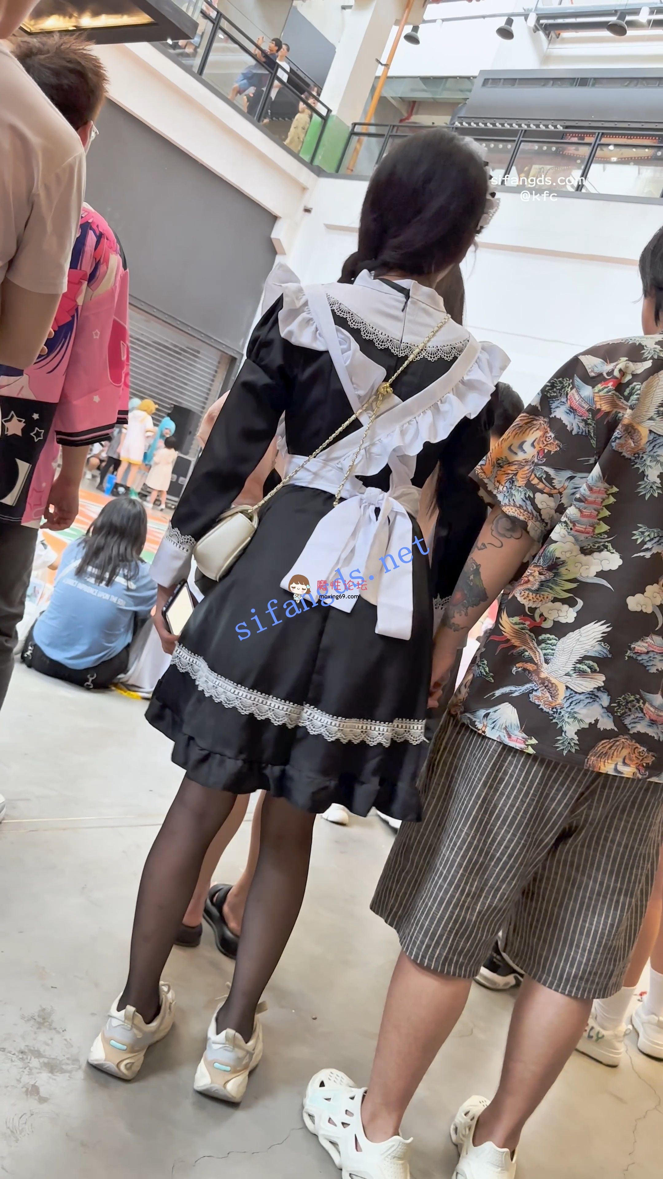 国产自拍《KFC》女仆装清纯学生妹配纹身哥·超薄黑丝白内尿黄一片《1V+1.45G-百度》