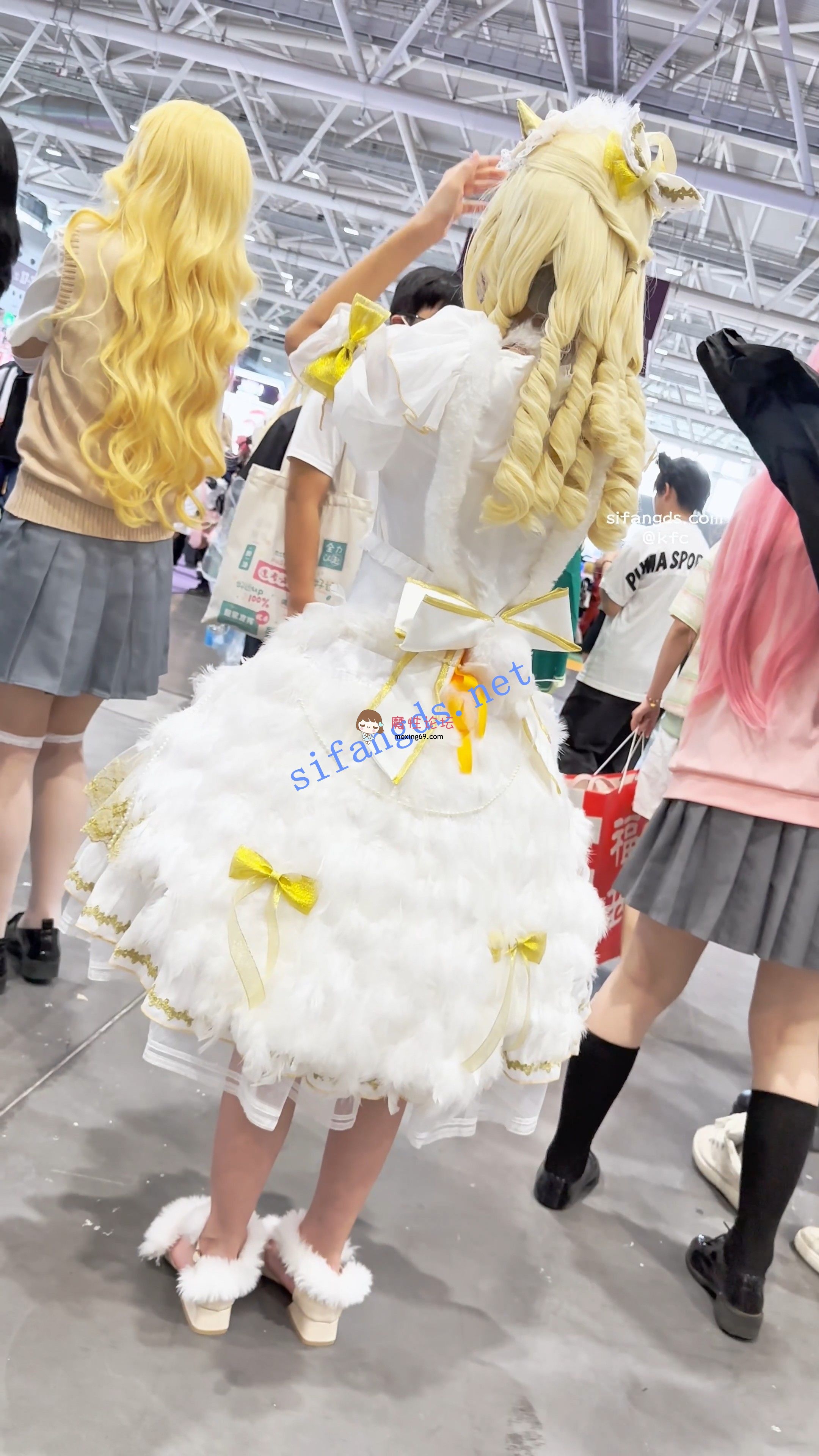 偷拍《KFC》学生妹COSER和朋友逛街。白色可爱内把B夹出一条缝《1V+441M-百度》