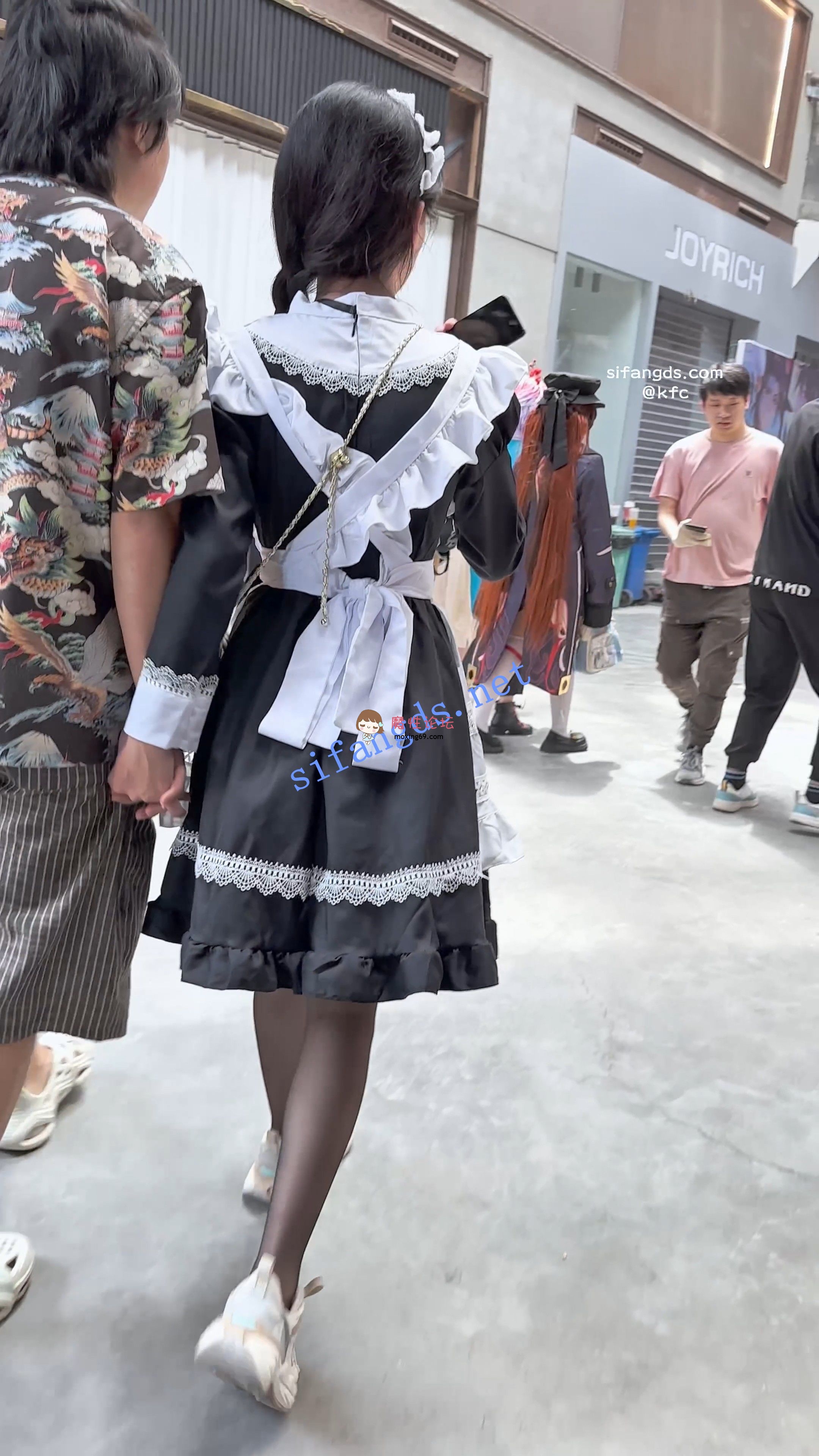 国产自拍《KFC》女仆装清纯学生妹配纹身哥·超薄黑丝白内尿黄一片《1V+1.45G-百度》