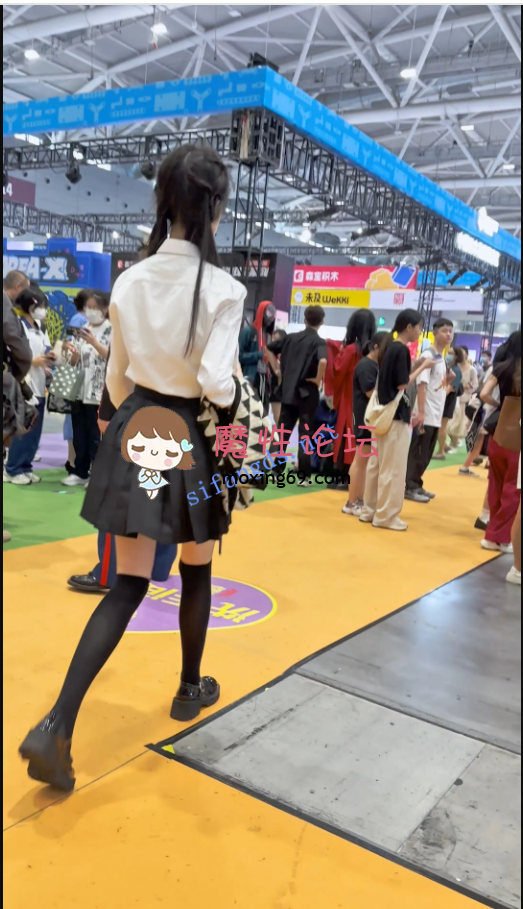 偷拍《KFC》双马尾制服学生妹和闺蜜逛街。过膝袜灰色内内可爱《1v+256M》《百度盘》