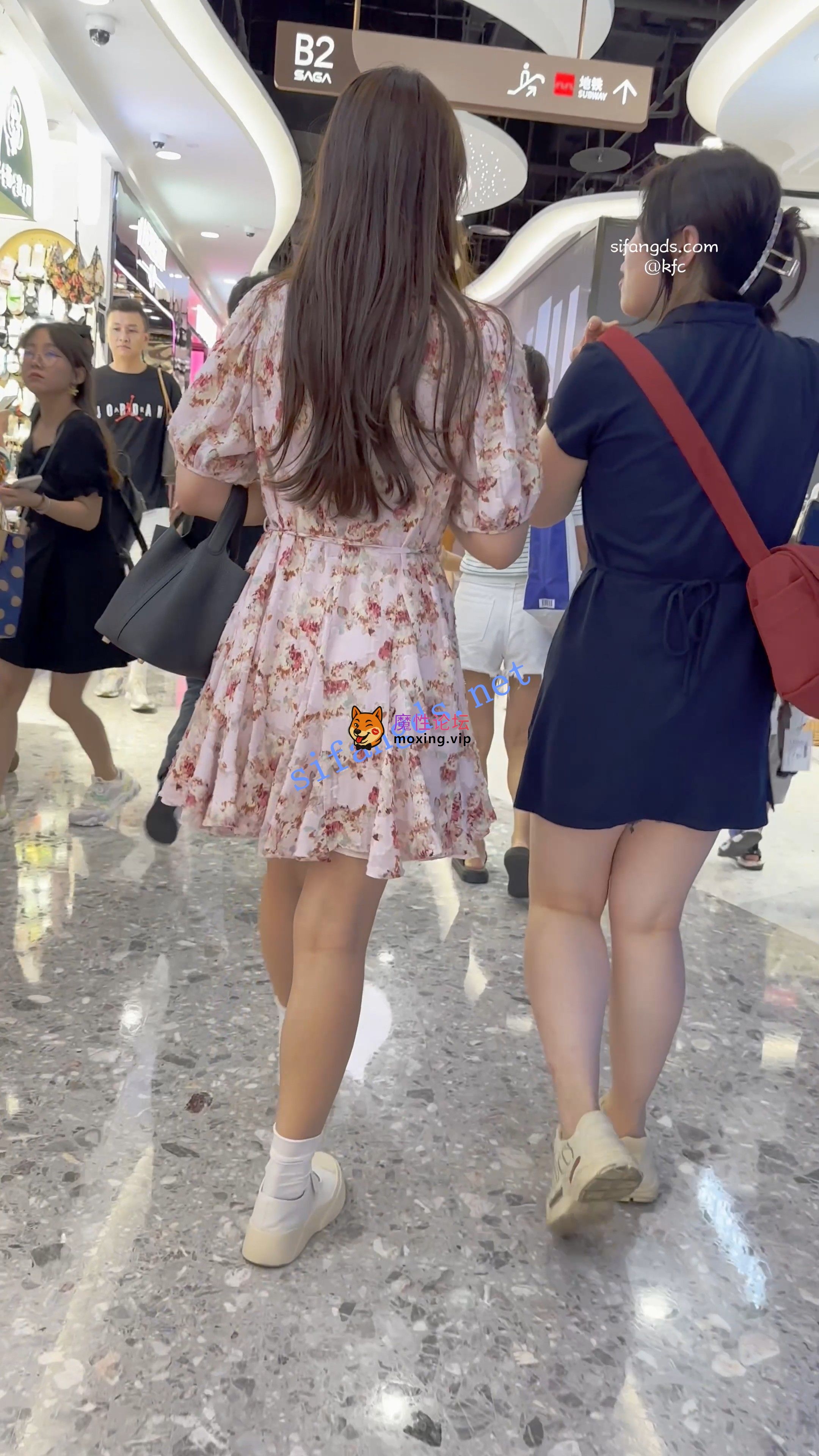 偷拍《KFC》碎花裙学生妹和闺蜜逛街·翘起屁股给你看白色骚窄内《1V+1.16G-直链》