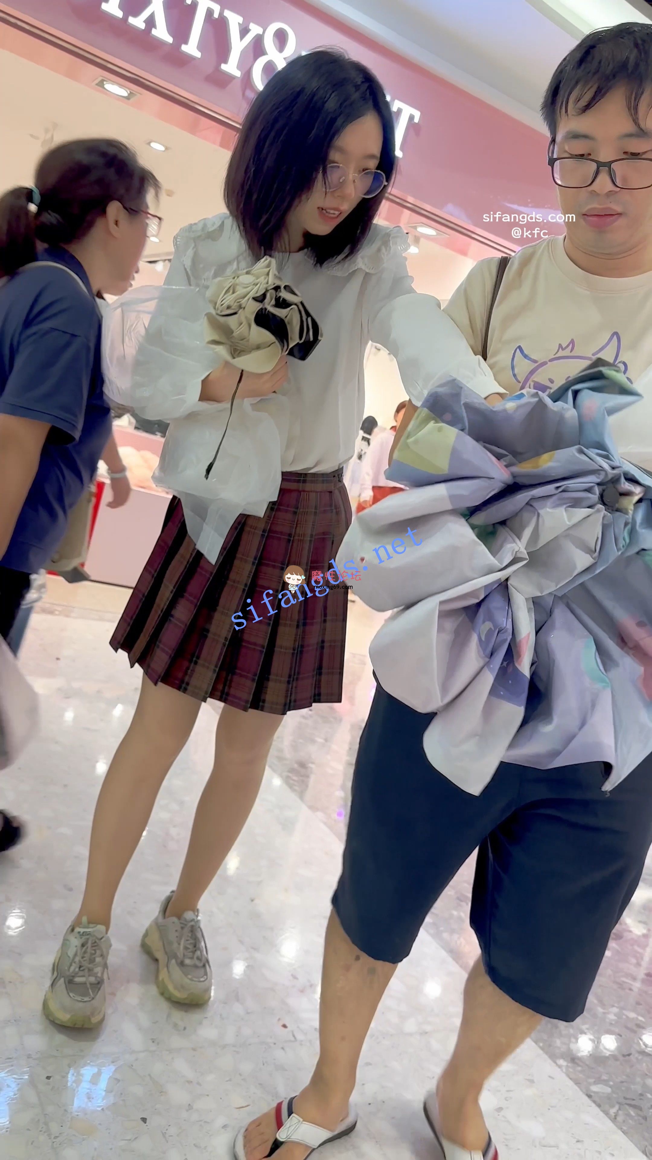 偷拍《KFC》制服JK学生妹&包臀裙靓女 小合集《2V+829M-百度》