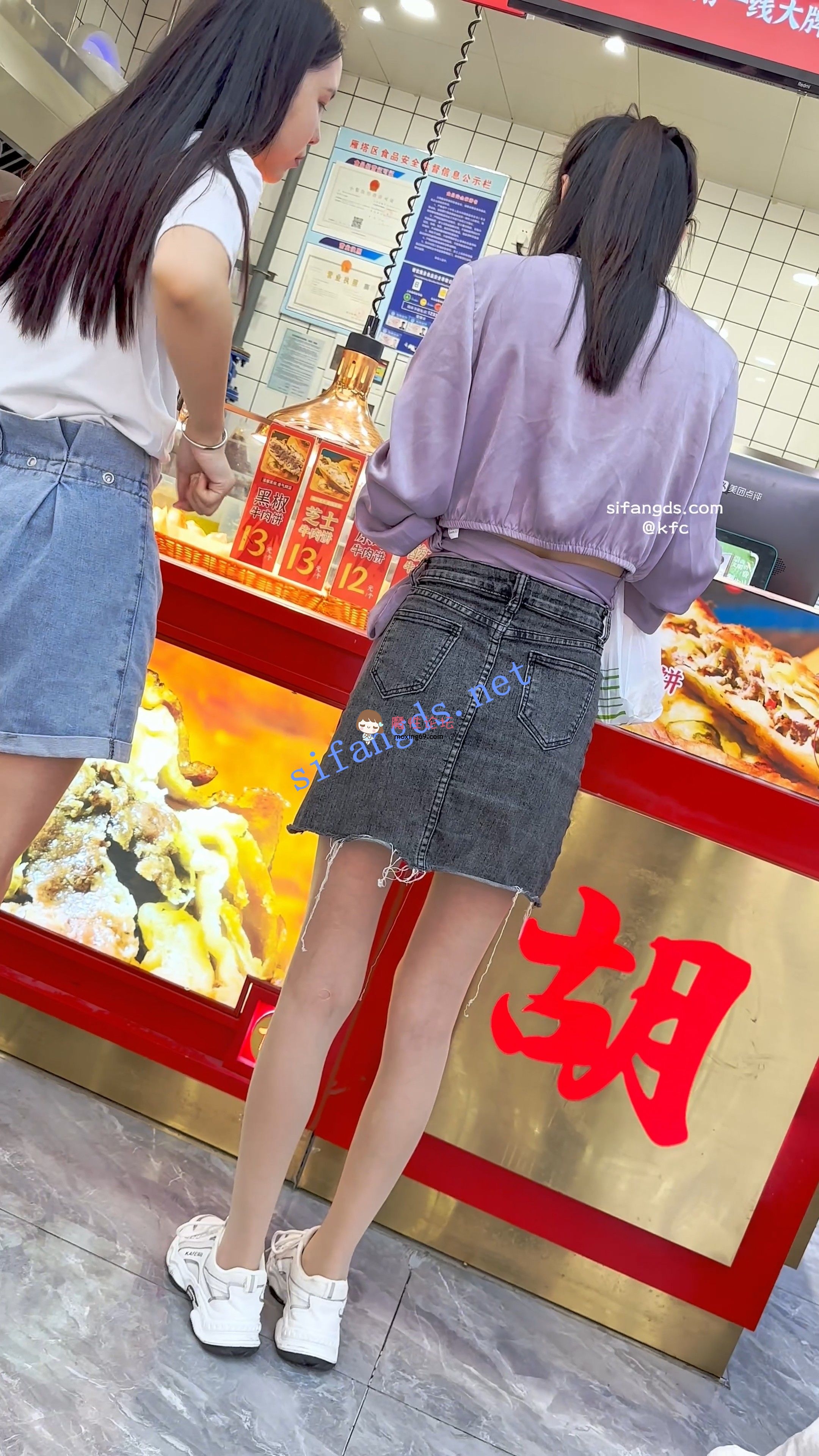 偷拍《KFC》腿很直的眼镜少妇买小吃。短裙肉色丝袜半透内内《1V+377M-百度》