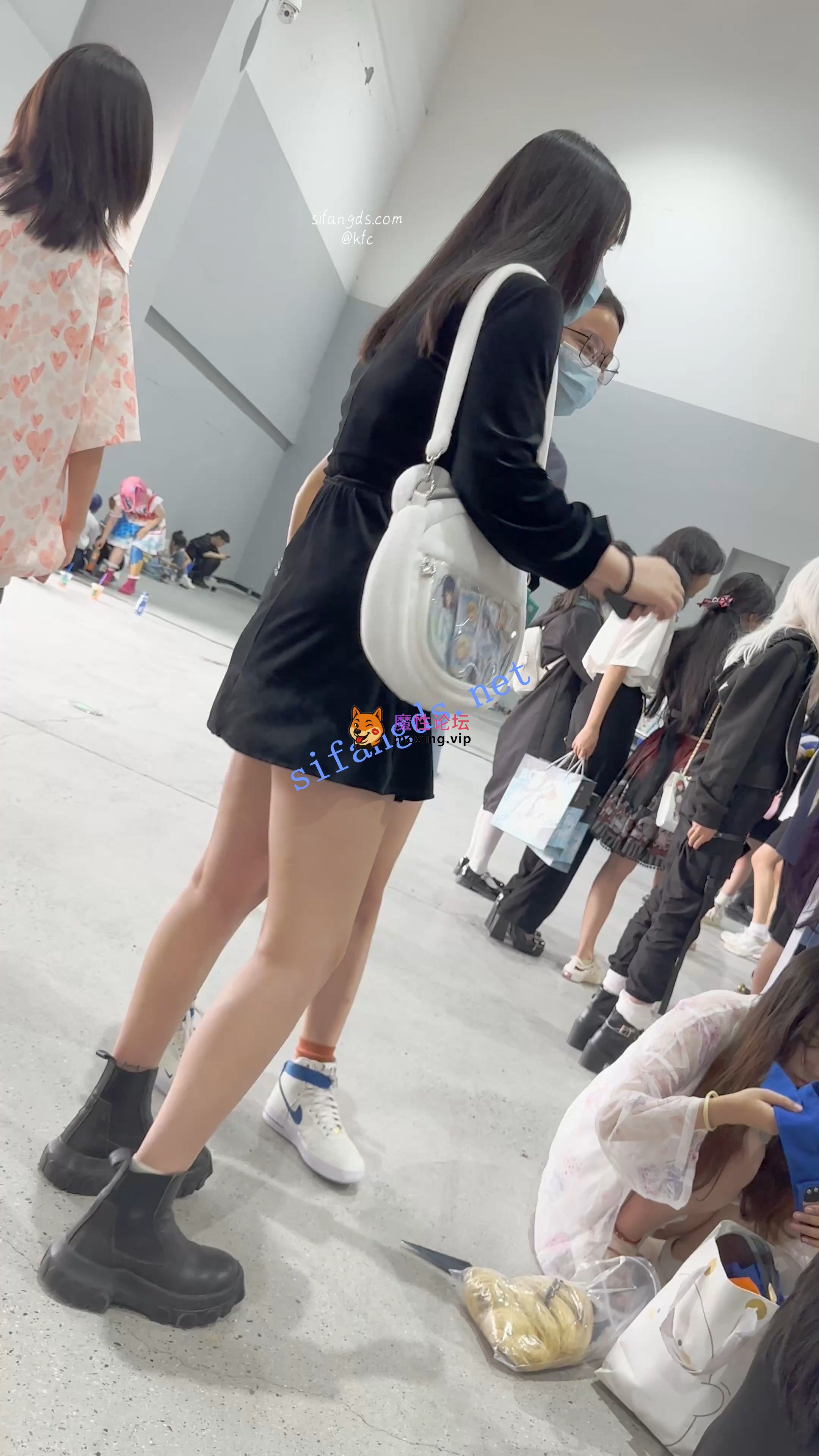 偷拍《KFC》短裙深V学生妹和闺蜜看跳舞·镜头下情不自禁也跳起来《1V+803M-百度》