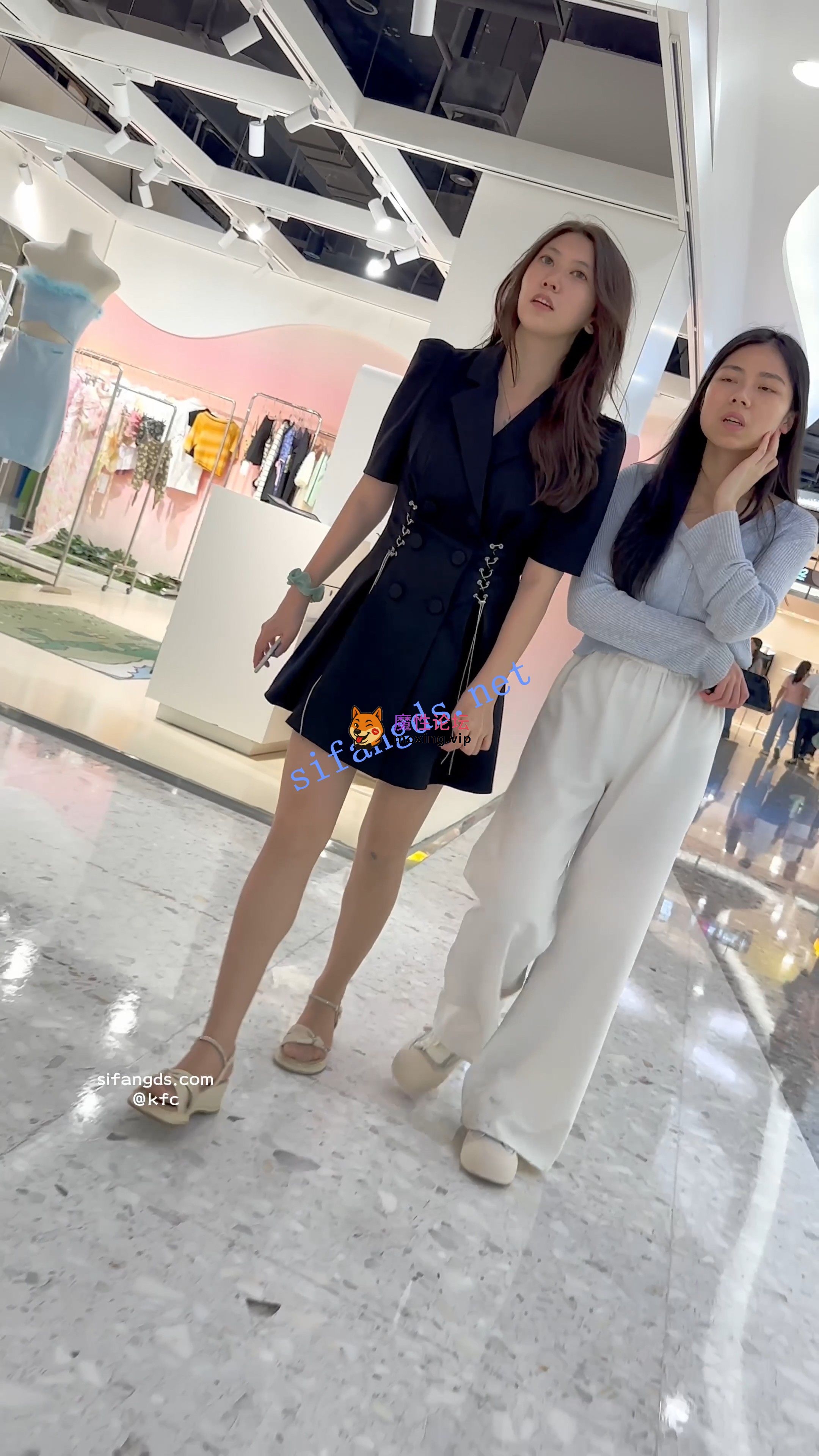 偷拍《KFC》某房近期内购 长裙少妇&长裙学生妹 2部《2V+707M-直链》