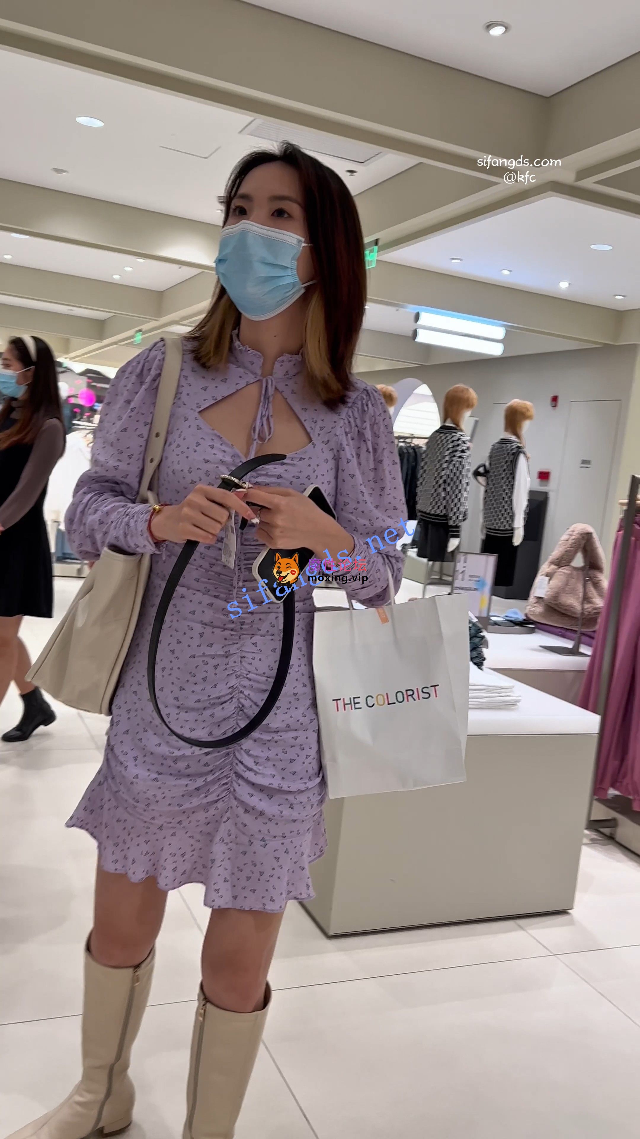 偷拍《KFC》紫色长裙少妇和闺蜜逛街·蓝色蕾丝内内超长跟拍《1V+1.38G-直链》