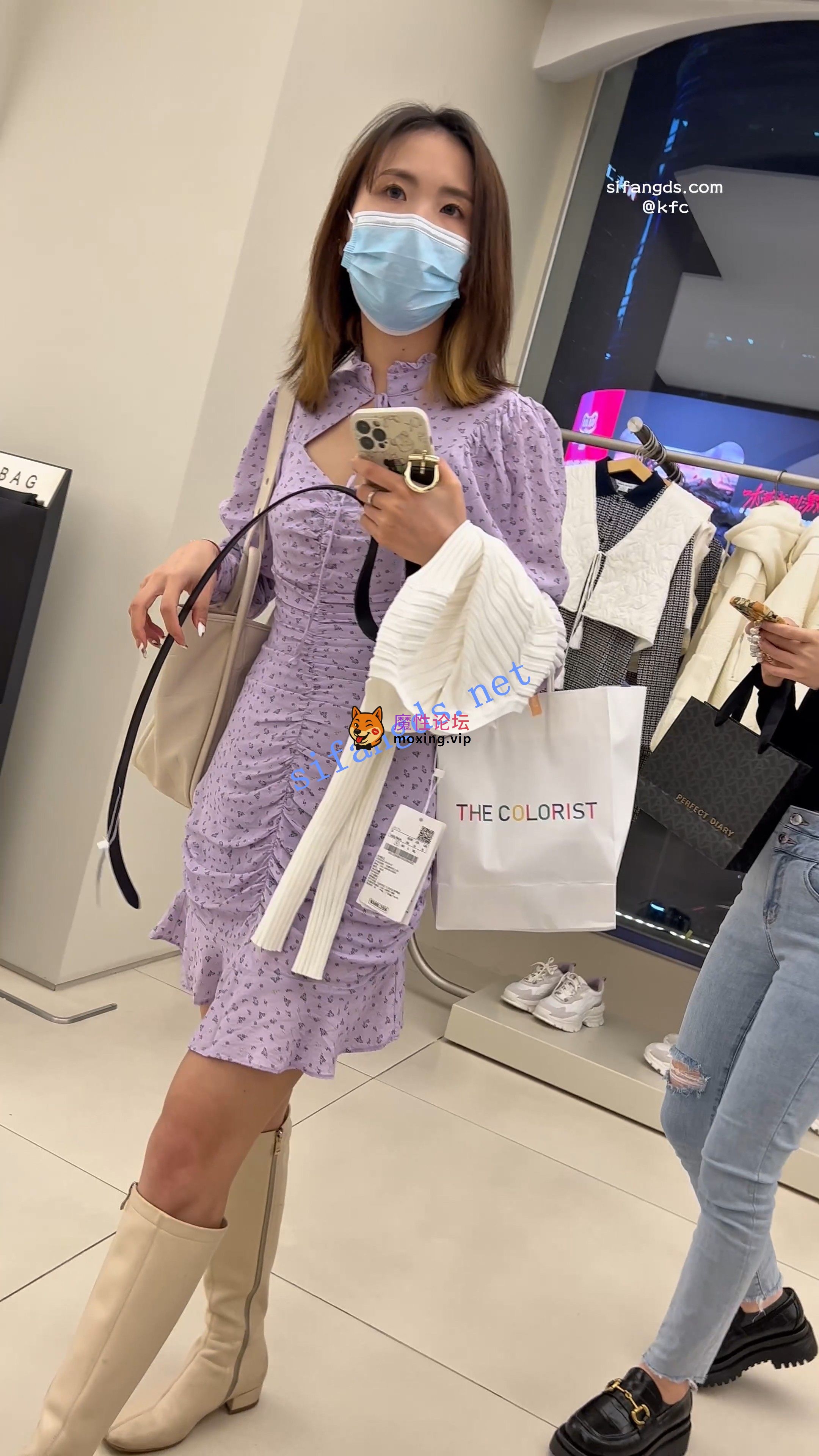 偷拍《KFC》紫色长裙少妇和闺蜜逛街·蓝色蕾丝内内超长跟拍《1V+1.38G-直链》