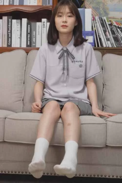 小艾xiaoai-超短裙秀她真实的原味白棉袜裸足 [1v-0.9g]