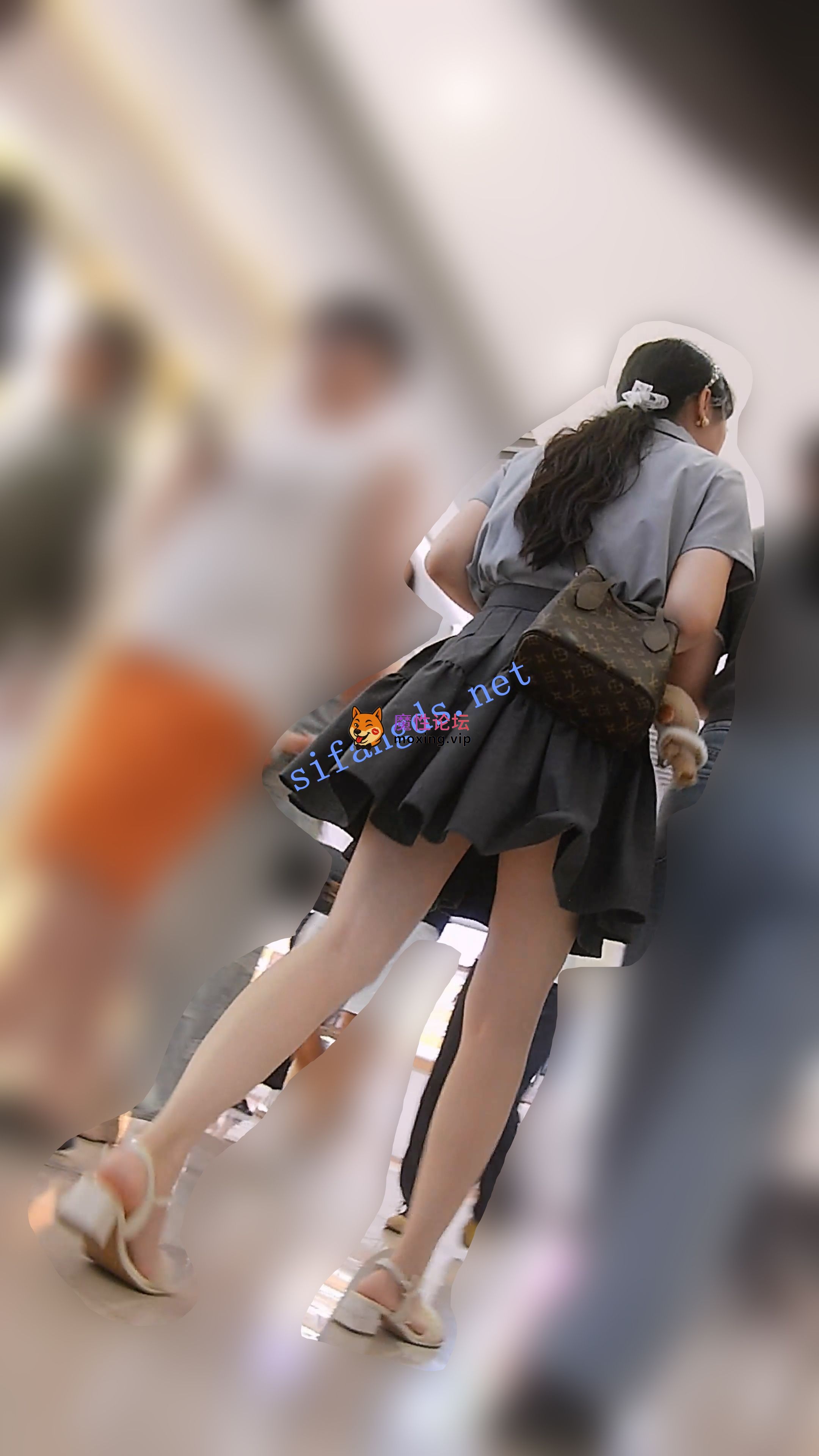 偷拍『D·D』-155-百褶裙都市女郎，细长白美腿美脚，浅黄内《1V+2.92G-百度》