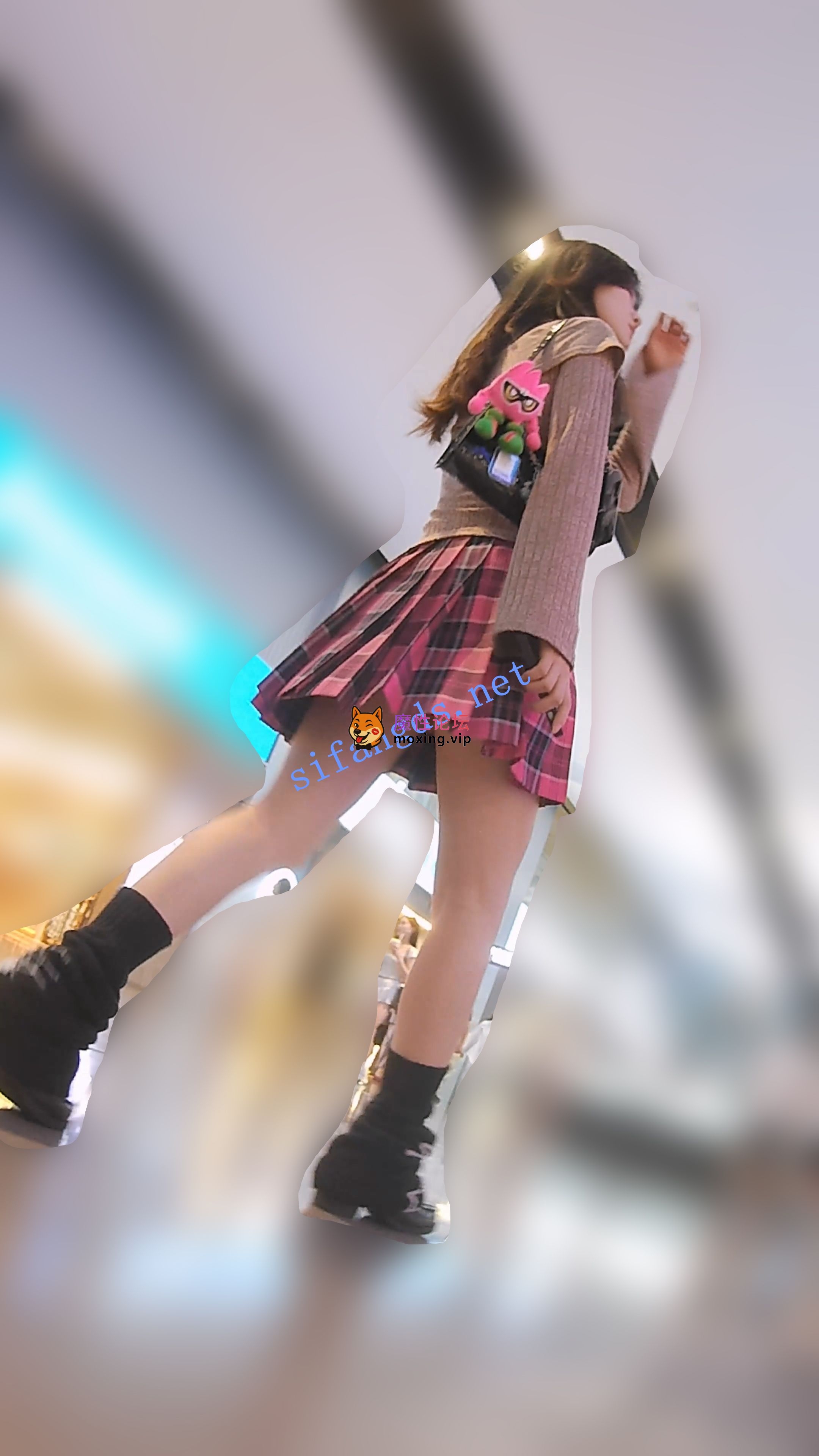 偷拍『D·D』-148-玫红JK辣妹，泡泡袜，干净白内《1V+2.07G-百度》