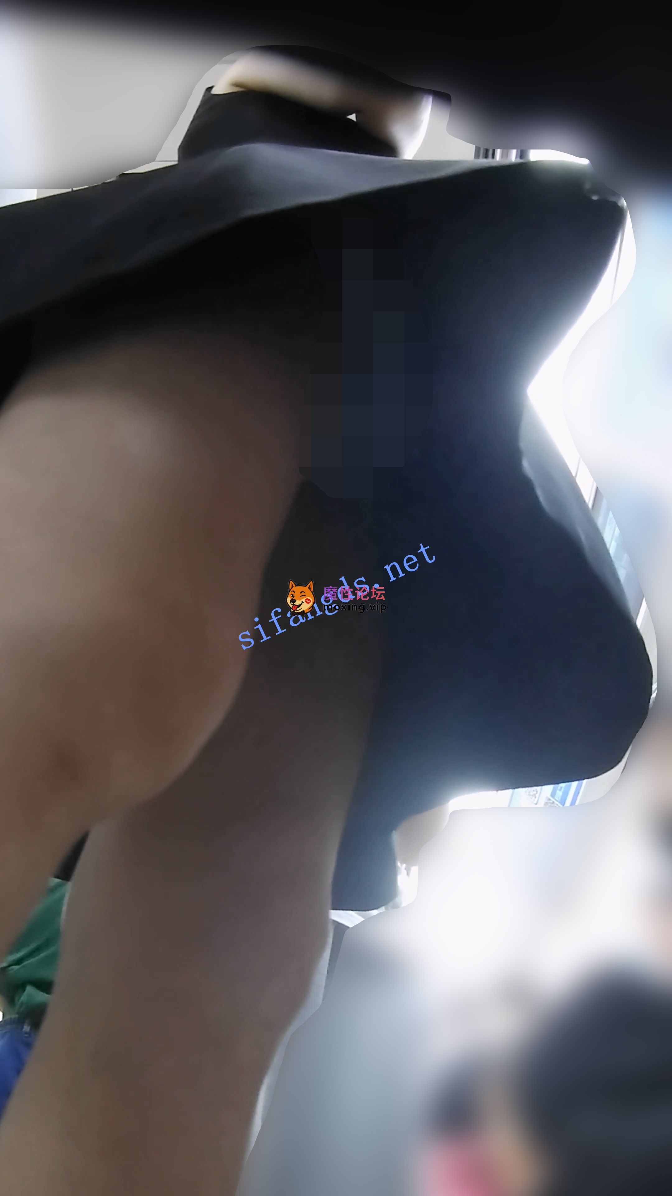 偷拍『D·D』-156-黑连衣裙，尖钉凉鞋美脚，白内《1V+2.35G-百度》