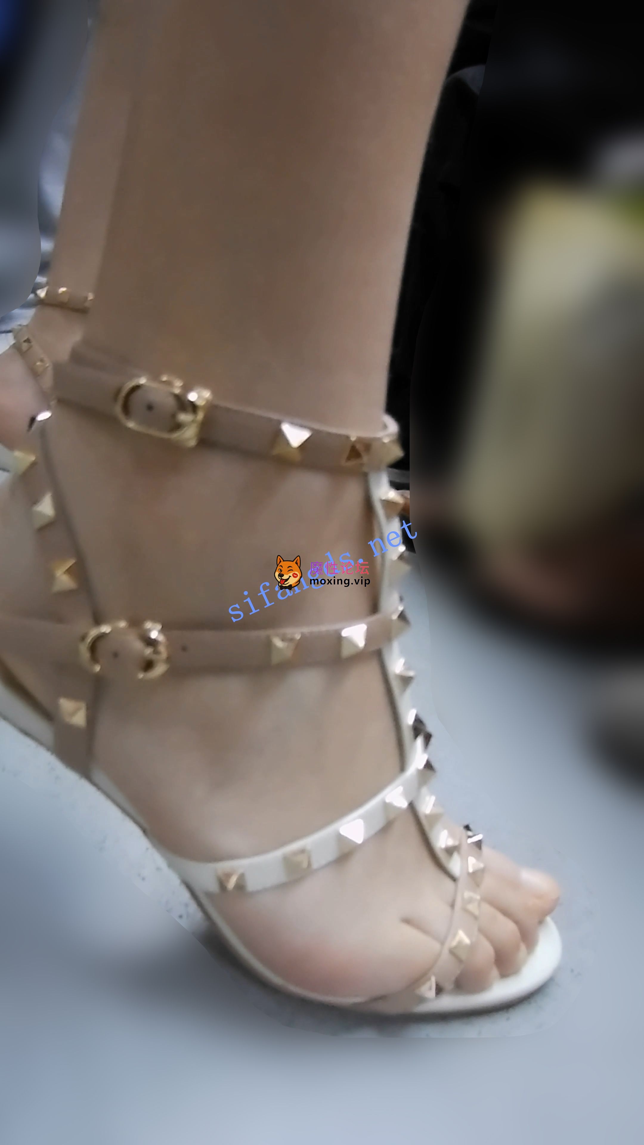 偷拍『D·D』-156-黑连衣裙，尖钉凉鞋美脚，白内《1V+2.35G-百度》