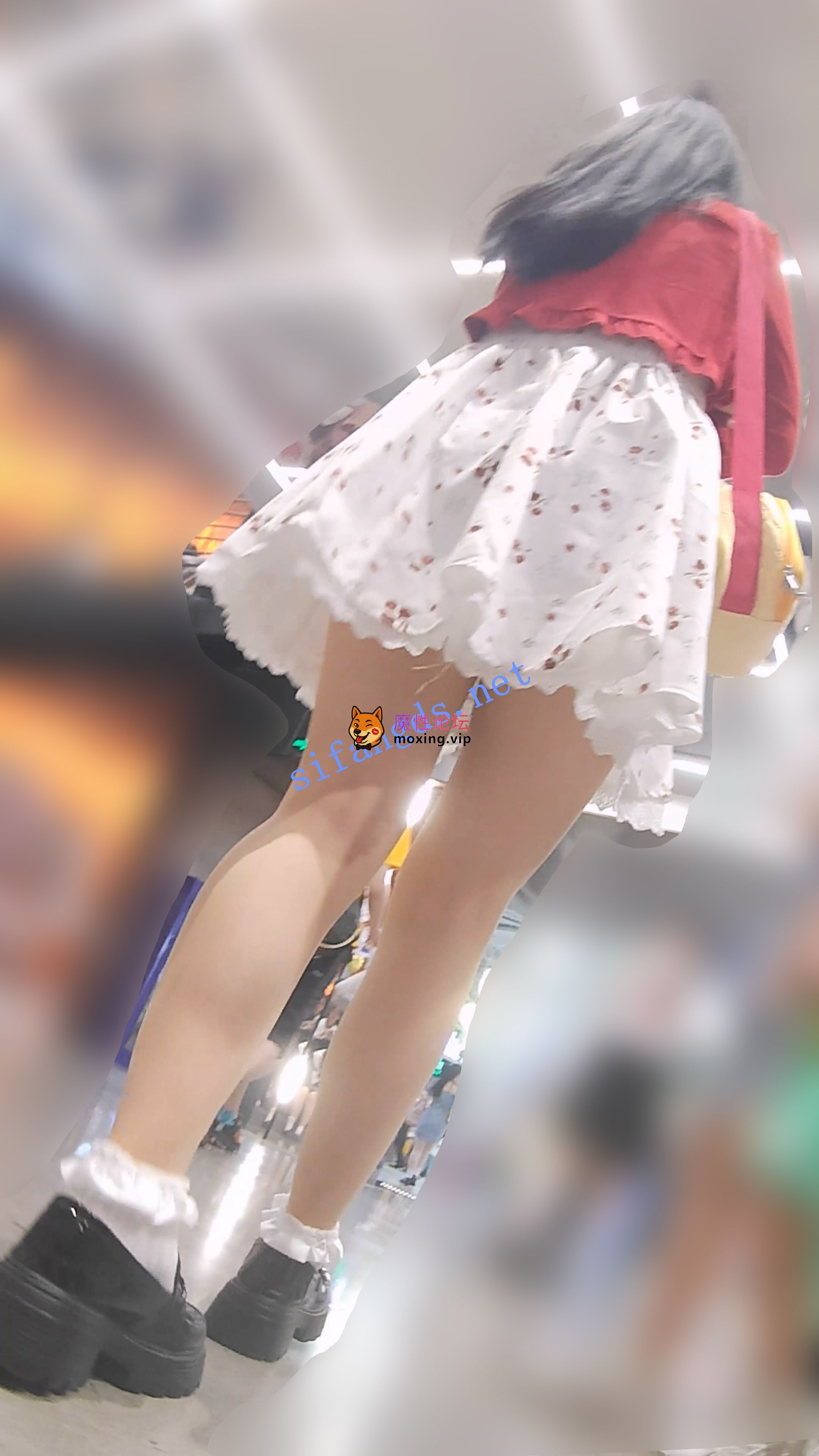 偷拍『D·D』-142-肉丝腿，红衣白花裙，黑窄内《1V+426M-百度》