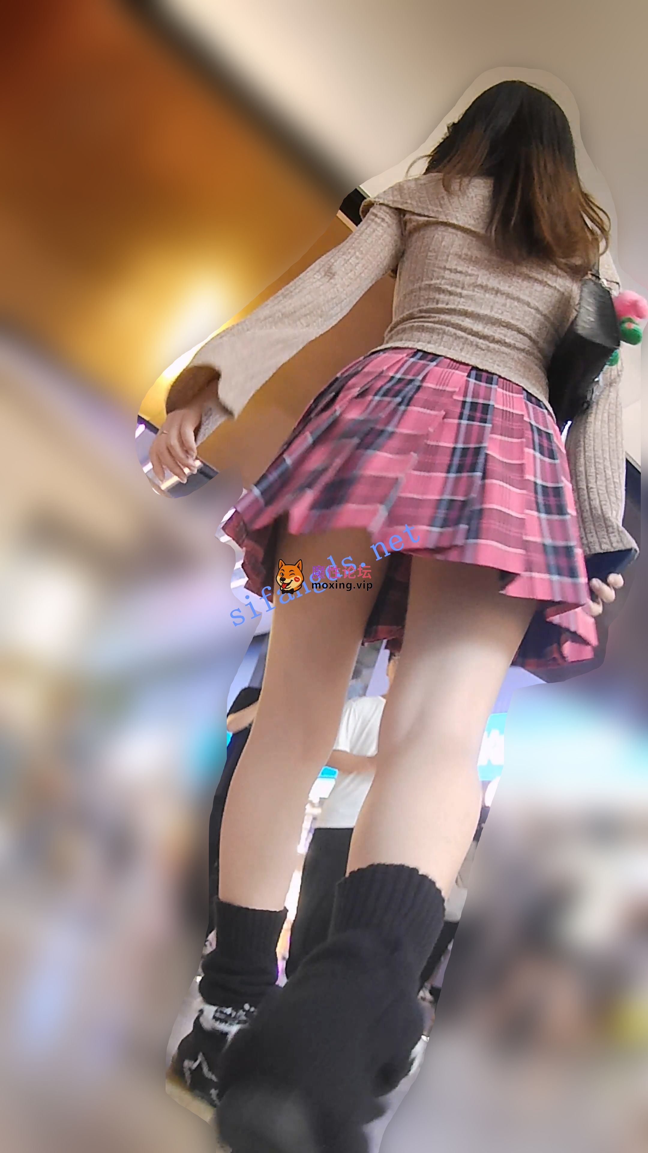 偷拍『D·D』-148-玫红JK辣妹，泡泡袜，干净白内《1V+2.07G-百度》