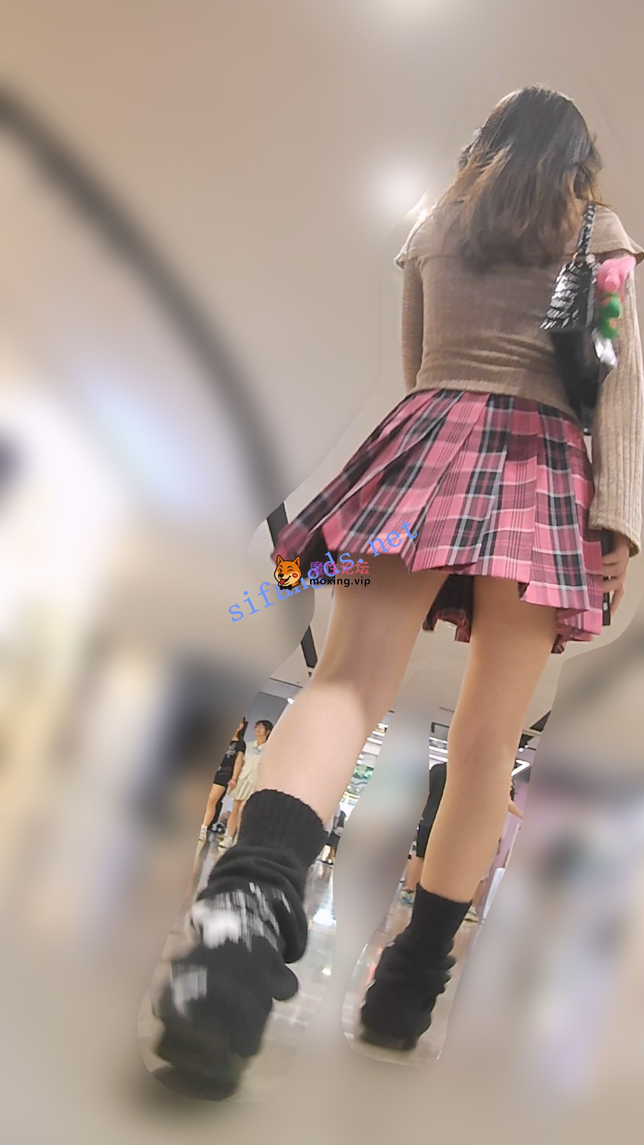 偷拍『D·D』-148-玫红JK辣妹，泡泡袜，干净白内《1V+2.07G-百度》