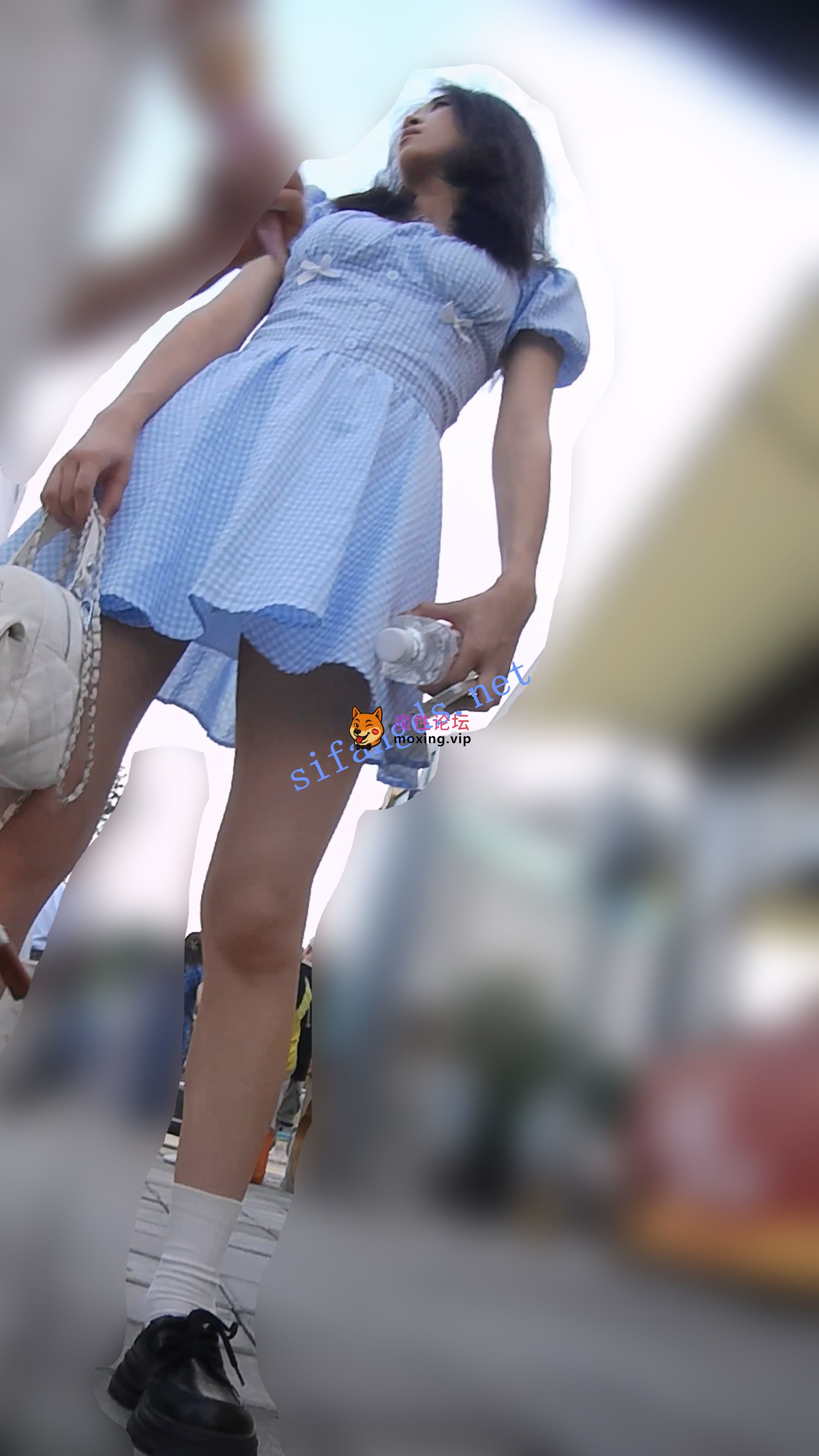 偷拍『D·D』-123-天蓝连衣裙，细长美腿，浅蓝花边内《1V+2.73G-直链》