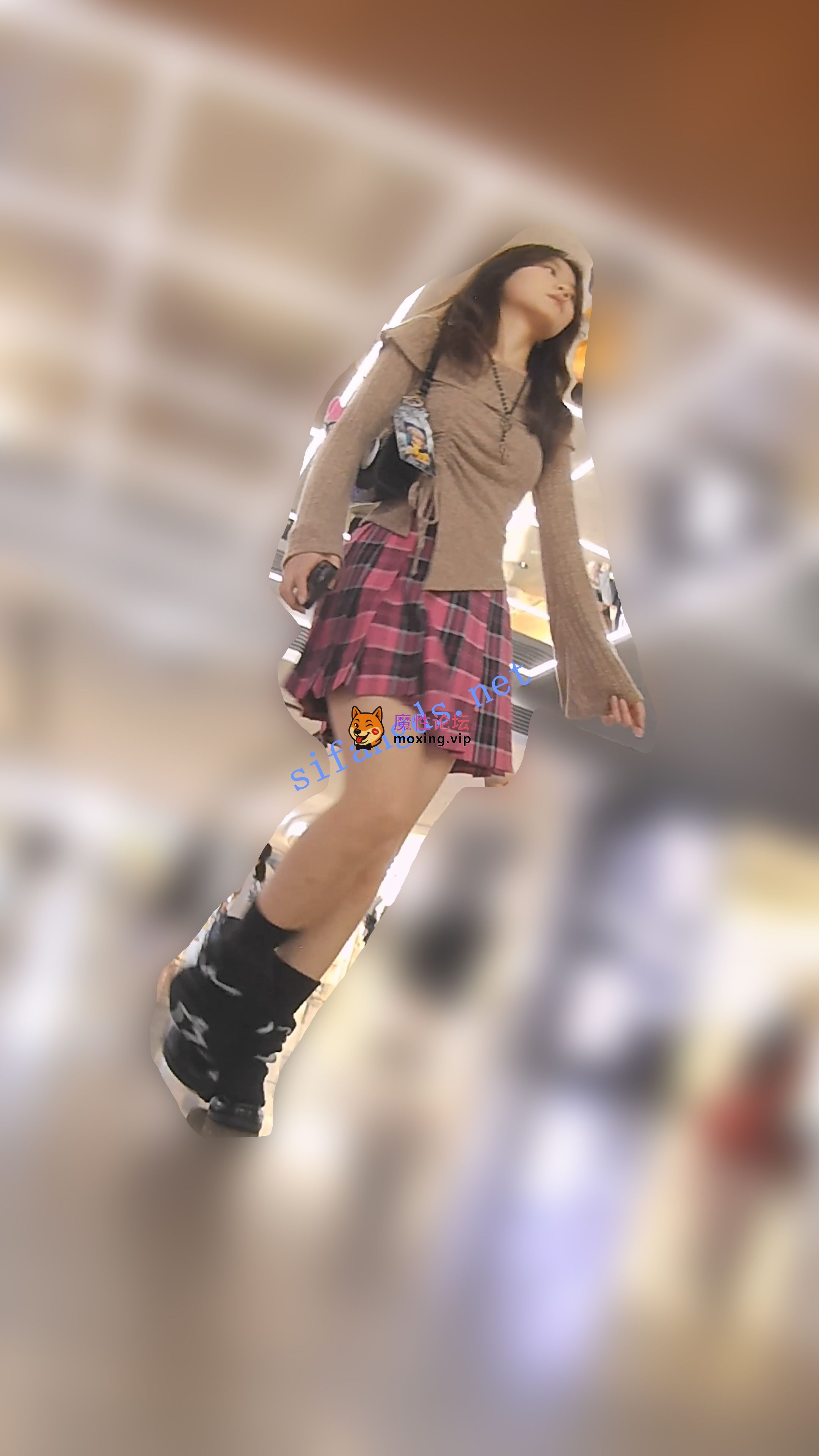 偷拍『D·D』-148-玫红JK辣妹，泡泡袜，干净白内《1V+2.07G-百度》