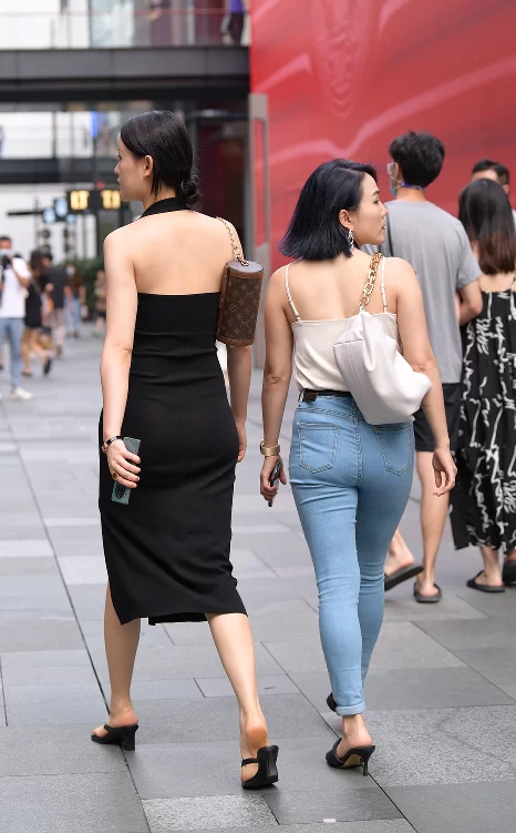 《街拍摄影》短发紧身牛仔裤少妇 [80P-1.8GB]