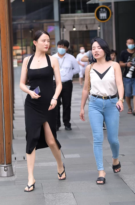 《街拍摄影》短发紧身牛仔裤少妇 [80P-1.8GB]