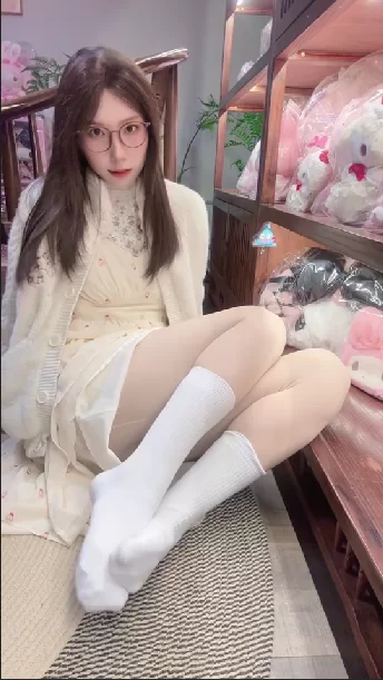 高颜值网红《立早章》白丝玉足诱惑表情迷离又放荡，简 [1-500MB]