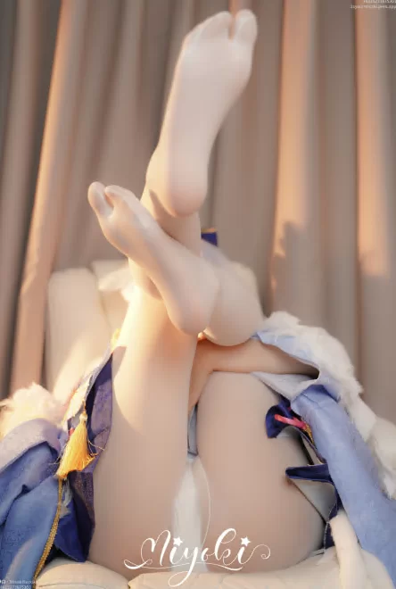 铃木美咲《软软趴在床单上》 COS自慰+足交私拍合集 [NV-352GB]