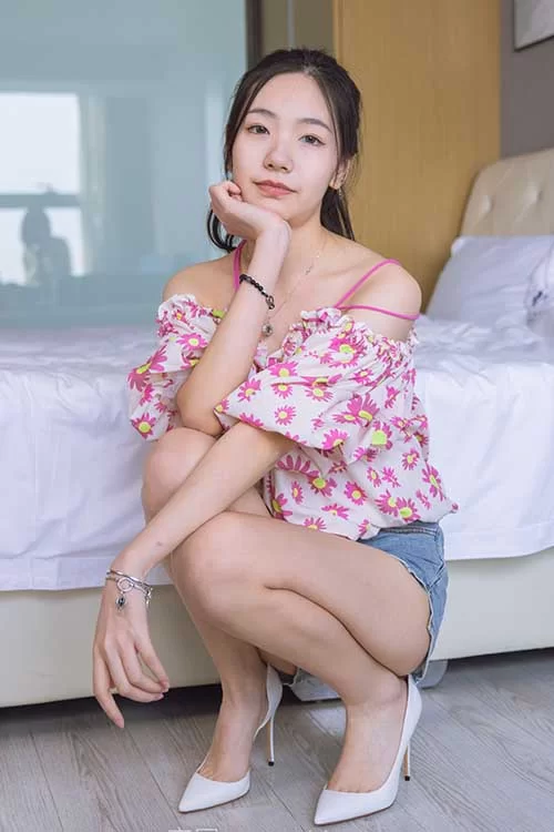 袜啵啵-小甜豆-牛仔裙高跟鞋、薄肉丝裸足 [180p1v-1.6GB]