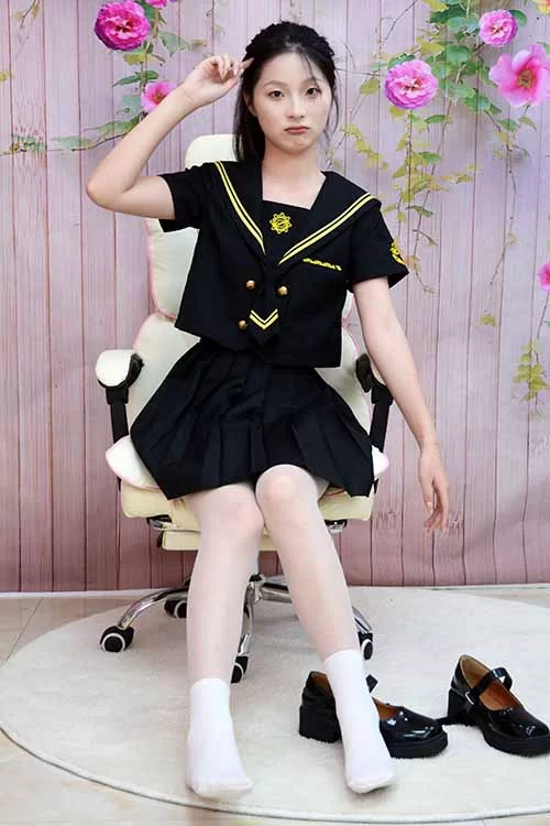 初夏女神-安妮-展示了她性感的39码白丝短裙 [100p1v-724m]