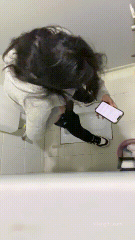 偷拍全网首发《顶级厕拍》手持贴逼抄底大学生舞蹈生全是嫩逼「某房原版」合集《22.3G+165V》百度