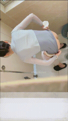 偷拍全网首发《顶级厕拍》手持贴逼抄底大学生舞蹈生全是嫩逼「某房原版」合集《22.3G+165V》百度