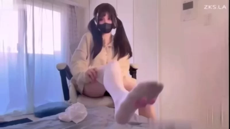 梦里妹妹 - 穿白猫爪长袜 娇嫩小脚猛撸大屌 勾引我狂插紧 [1V-1.64GB]