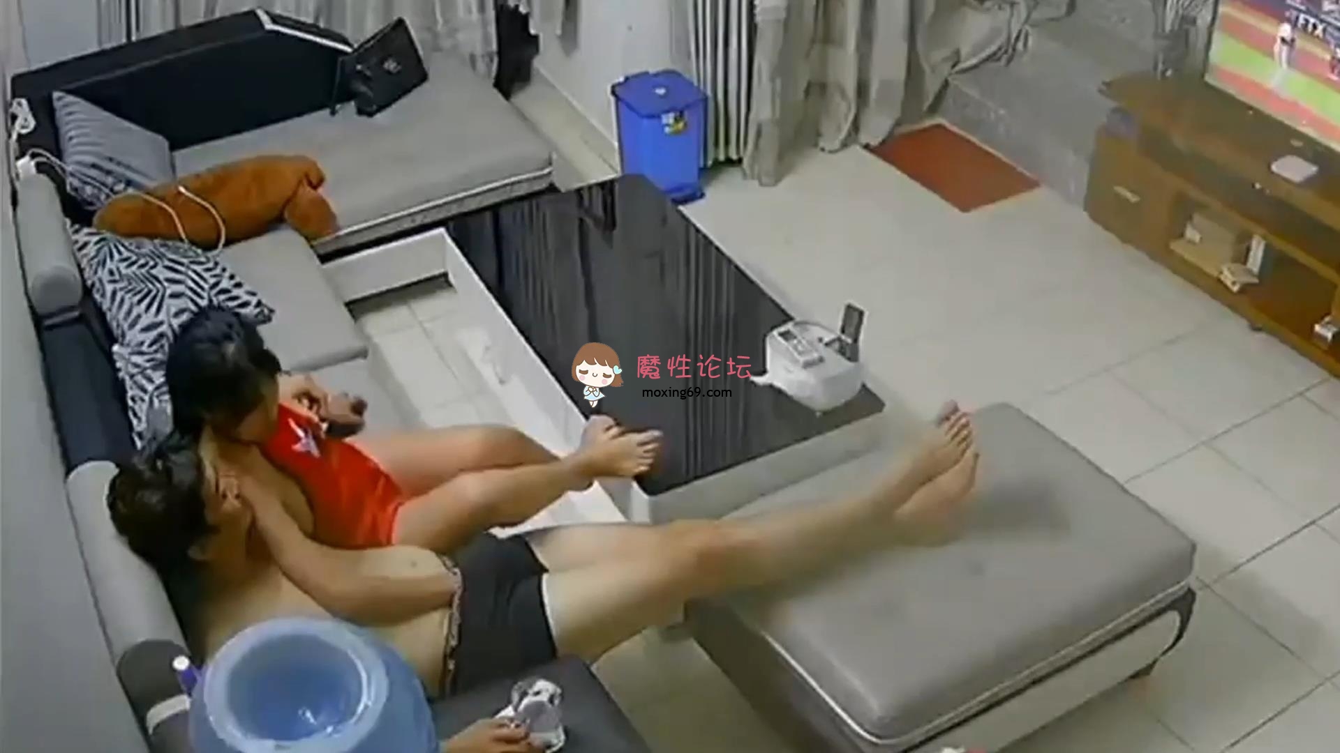 偷拍偷拍居家夫妻看电视时骚媳妇花样玩鸡巴，牙刷把人鞭刷成巨茎淫骚[1.02GB][BT]