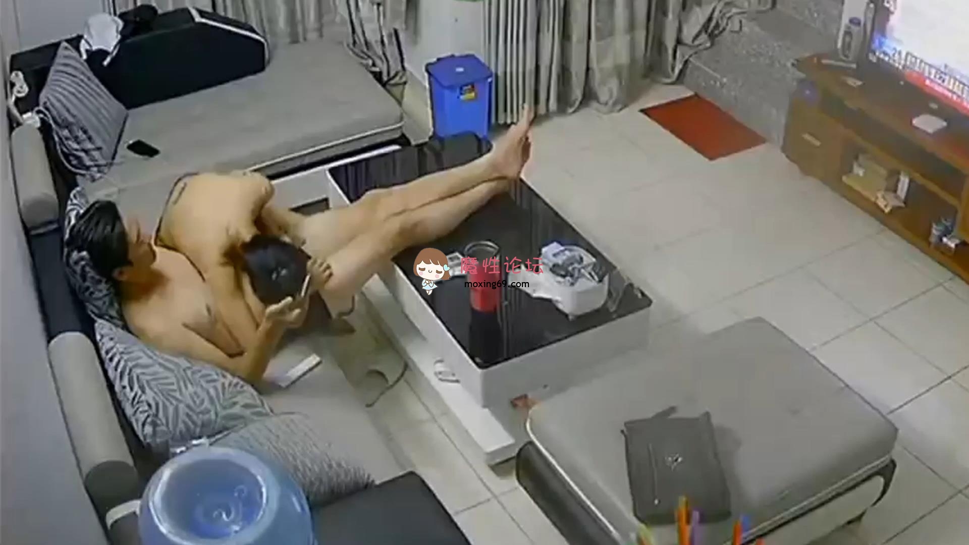 偷拍偷拍居家夫妻看电视时骚媳妇花样玩鸡巴，牙刷把人鞭刷成巨茎淫骚[1.02GB][BT]