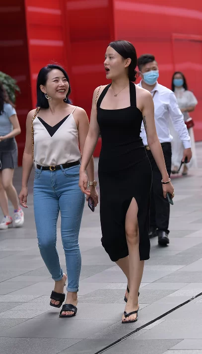 《街拍摄影》短发紧身牛仔裤少妇 [80P-1.8GB]