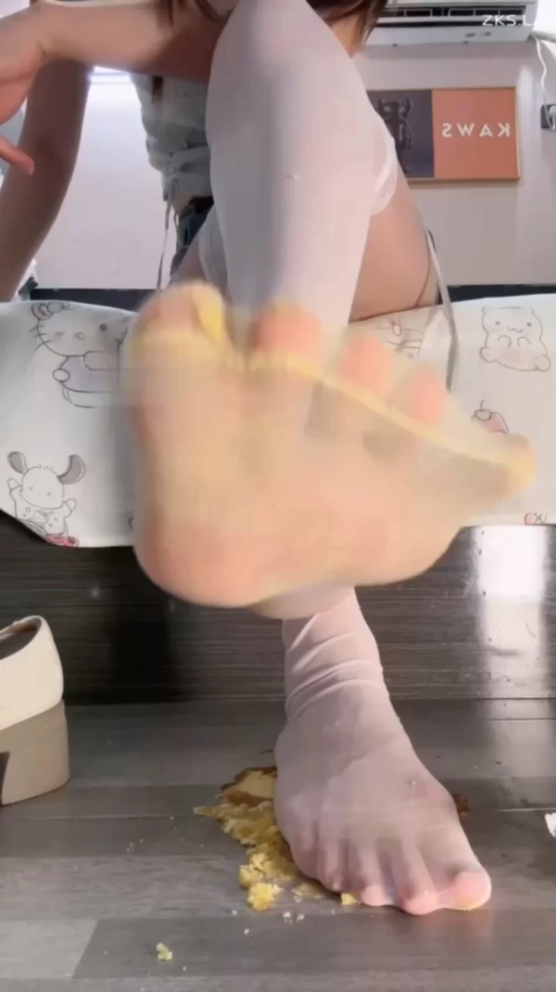 兔兔酱sama - 超薄白丝食物踩踏 [1V-1.66GB]