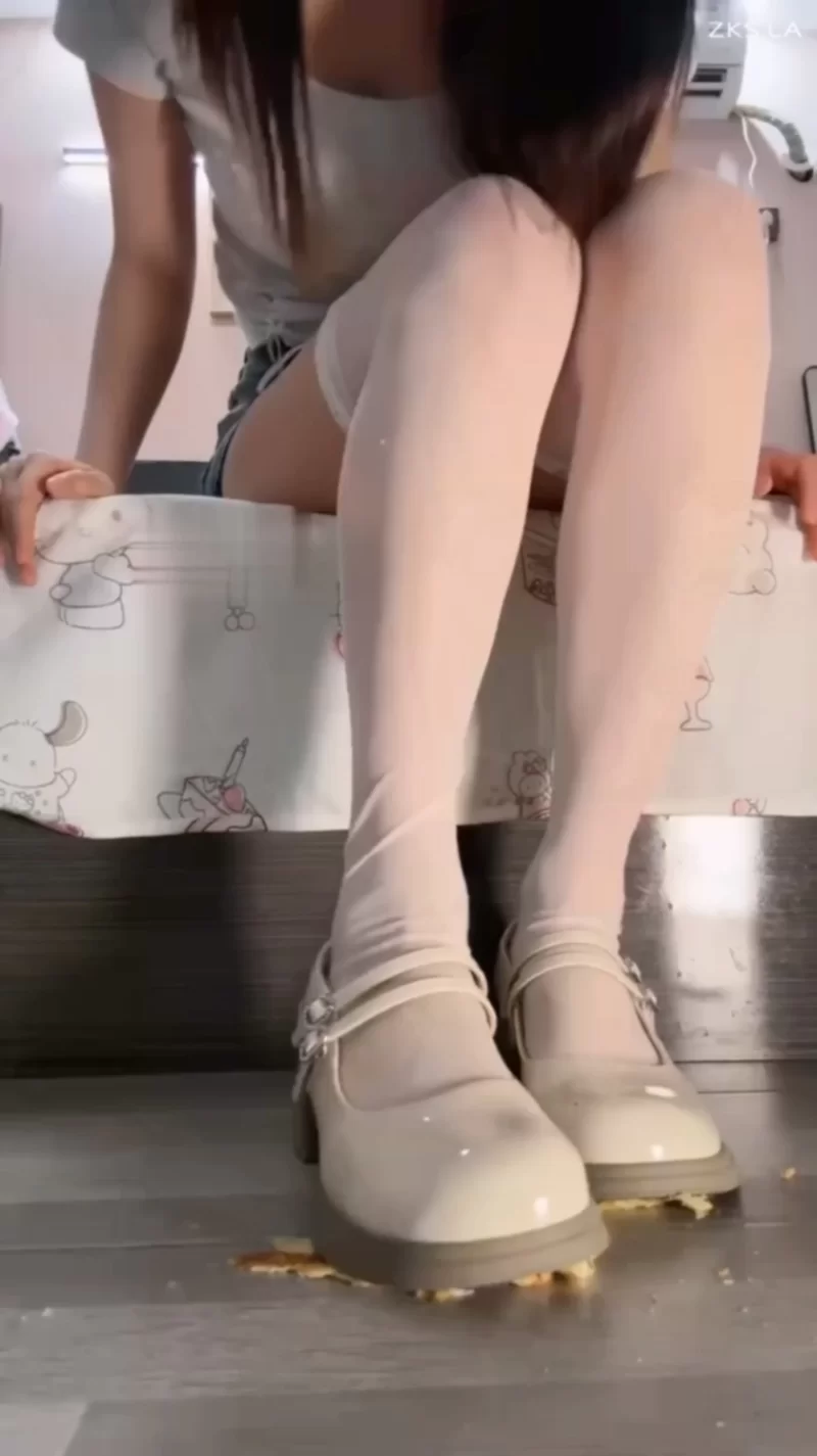 兔兔酱sama - 超薄白丝食物踩踏 [1V-1.66GB]