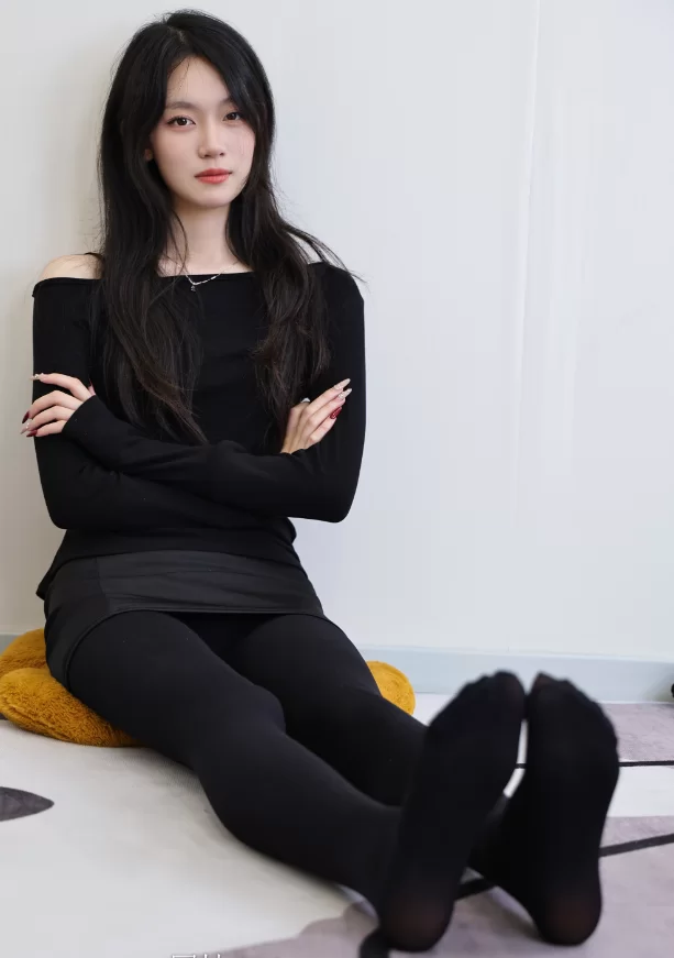 《绮梦摄影》人气足模小艺361（厚黑丝）《图包+视频》 [470v＋2v-11.5GB]