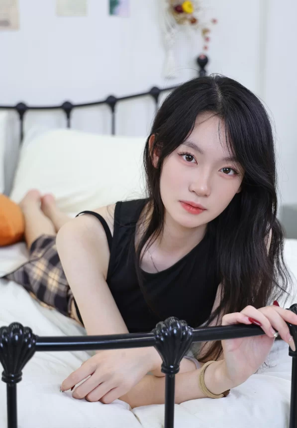 《绮梦摄影》人气足模小艺361（白丝＋裸足）《图包+视频》 [465p＋2v-11.8GB]