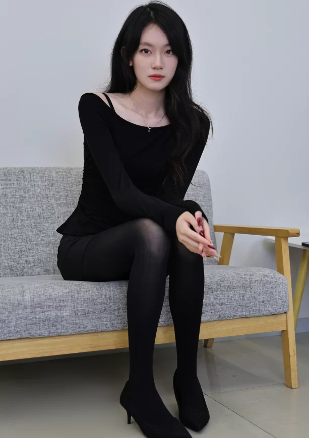 《绮梦摄影》人气足模小艺361（厚黑丝）《图包+视频》 [470v＋2v-11.5GB]