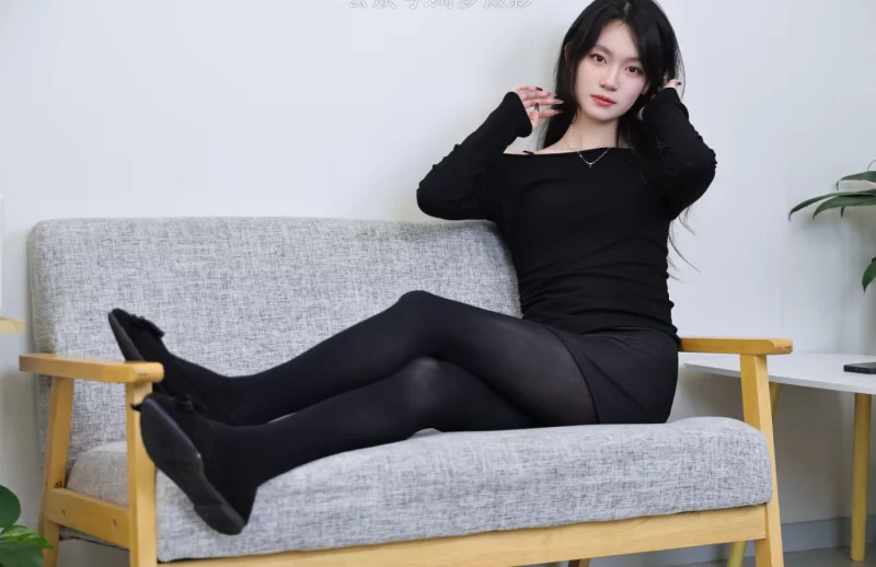 《绮梦摄影》人气足模小艺361（厚黑丝）《图包+视频》 [470v＋2v-11.5GB]