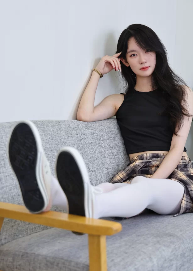 《绮梦摄影》人气足模小艺361（白丝＋裸足）《图包+视频》 [465p＋2v-11.8GB]