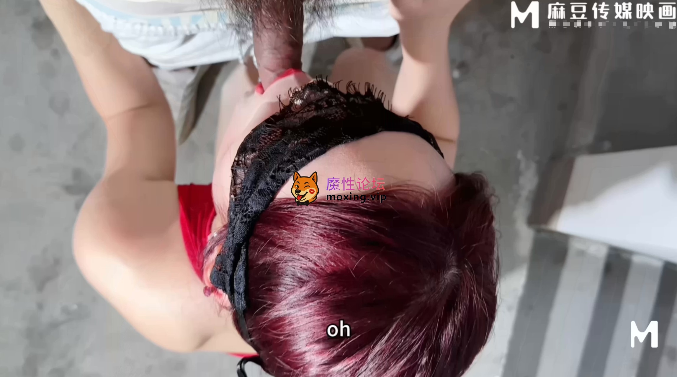 丝袜《户外露出》调教包臀嫂子在公园露出 在楼梯做爱被外卖员发现 惊呆了！邀约加入操穴 超级刺激太劲[1V776M][BT]