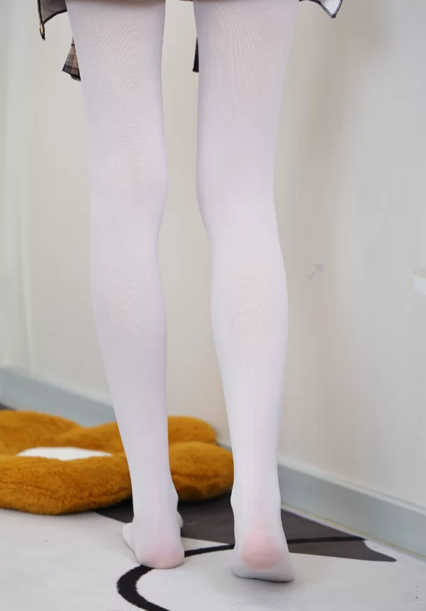 《绮梦摄影》人气足模小艺361（白丝＋裸足）《图包+视频》 [465p＋2v-11.8GB]