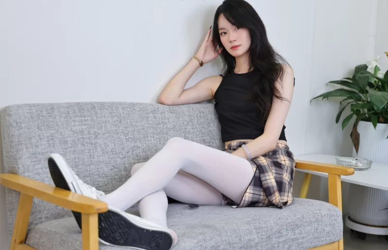 《绮梦摄影》人气足模小艺361（白丝＋裸足）《图包+视频》 [465p＋2v-11.8GB]