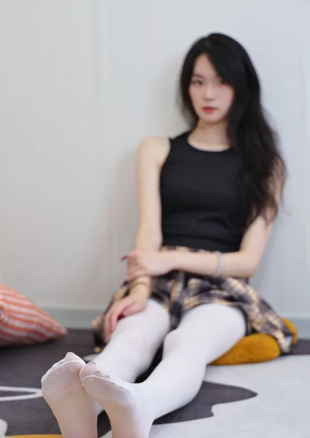 《绮梦摄影》人气足模小艺361（白丝＋裸足）《图包+视频》 [465p＋2v-11.8GB]