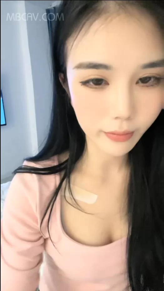 不知名气质大眼美少妇开档黑丝被男友扣穴 [1V-910MB]